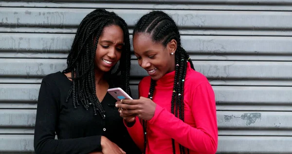 Tiener Zwart Meisjes Met Behulp Van Mobiele Telefoon Adolescent Vriendinnen — Stockfoto