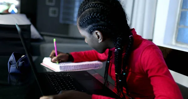 Adolescente Africaine Faisant Ses Devoirs Nuit Adolescente Noire Note Écriture — Photo