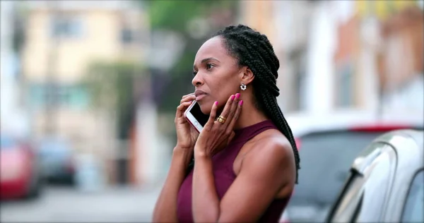 Frau Mit Gemischter Rasse Telefoniert Draußen Auf Der Straße — Stockfoto