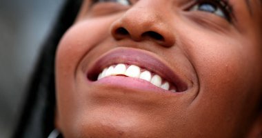 Sakin bir kadın meditasyonda gözlerini kapatıp açıyor. Düşünceli Afrikalı güler yüzlü özgür hisseder