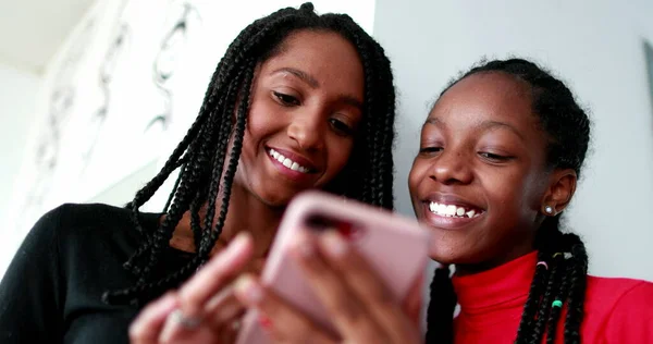 Mixte Adolescentes Race Utilisant Appareil Smartphone Adolescents Noirs Africains Souriants — Photo
