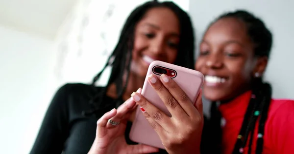 Gemengde Race Tiener Meisjes Met Behulp Van Smartphone Apparaat Zwarte — Stockfoto
