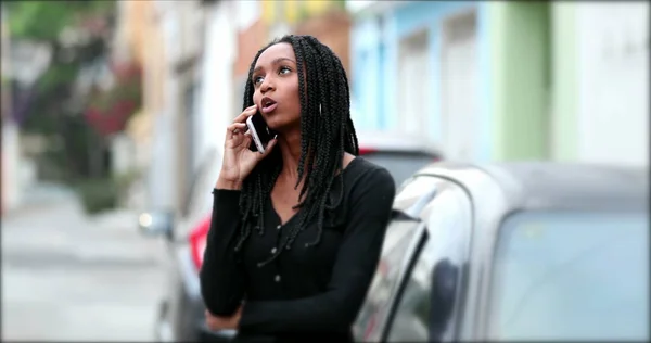 Vegyes Verseny Tini Lány Beszél Telefonon Szabadban Utcán — Stock Fotó