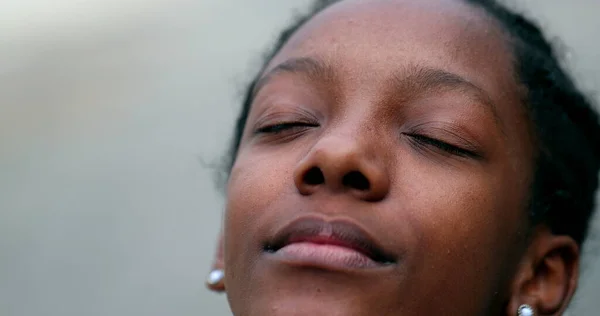 Meditativo Joven Adolescente Negro Chica Cerrando Los Ojos Contemplación Primer — Foto de Stock