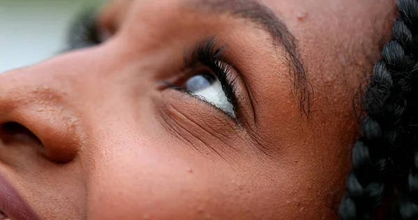 Femme Noire Africaine Pleine Espoir Levant Les Yeux Vers Ciel — Photo