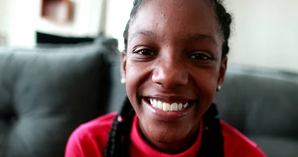 Szczęśliwy Nastolatek Czarny Afrykański Dziewczyna Uśmiech — Zdjęcie stockowe