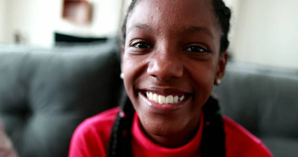 Boldog Tini Fekete Afrikai Lány Mosolygós — Stock Fotó
