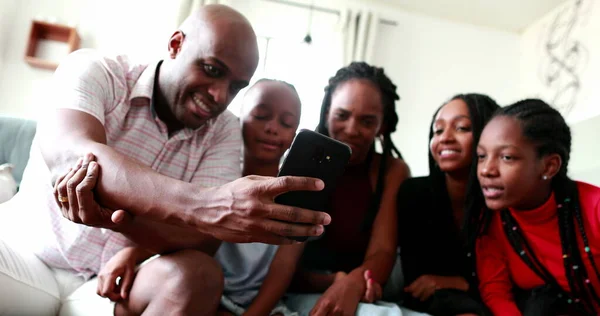 Happy Family Recenseren Foto Smartphone Apparaat Zwart Afrikaanse Etniciteit — Stockfoto