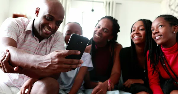 Heureuse Photo Famille Sur Smartphone Origine Ethnique Africaine Noire — Photo