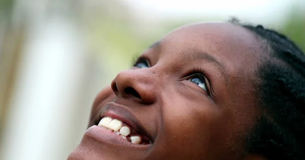 Feliz Negro Adolescente Chica Mirando Cielo Primer Plano Esperanzador Cara —  Fotos de Stock