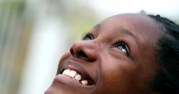 Szczęśliwy Czarny Nastolatek Dziewczyna Patrząc Niebo Zbliżenie Pełne Nadziei Oczy — Zdjęcie stockowe