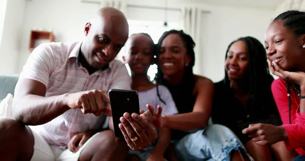 Gelukkig Zwart Familie Kijken Naar Mobiele Telefoon Afrikaanse Vader Tonen — Stockfoto