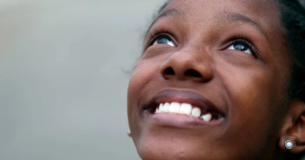 Happy Black African Teen Girl Opening Eyes Smiling — Stockfoto