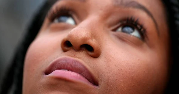 Mujer Africana Feliz Abriendo Ojos Mirando Cielo Con Esperanza — Foto de Stock
