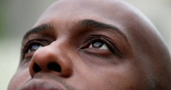 Mutlu Afrikalı Adam Dalgınlıkla Gözlerini Kapatıyor Açıyor — Stok fotoğraf