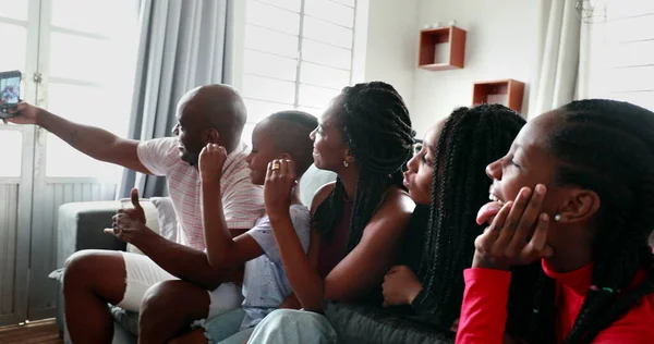 Family Taking Selfie Together Black African Parents Children Posing Photo — ストック写真