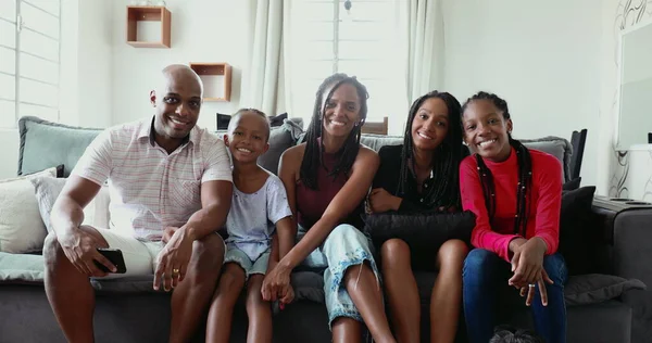 Family Posing Photo Home Couch Black African Ethnicity Parents Children — 图库照片