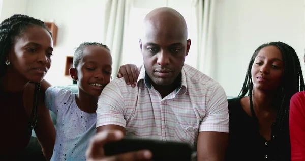 Familie Samen Zoek Naar Mobiele Telefoon Apparaat Zwarte Ouders Kinderen — Stockfoto