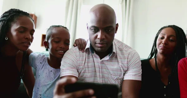 Familie Samen Zoek Naar Mobiele Telefoon Apparaat Zwarte Ouders Kinderen — Stockfoto
