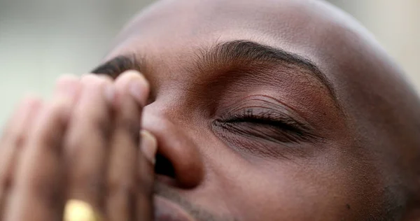 Sadık Afrikalı Adam Gökyüzüne Umutla Inançla Bakıyor — Stok fotoğraf