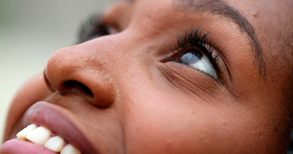 Close Olhos Pessoa Negra Olham Para Cima Sorrindo — Fotografia de Stock