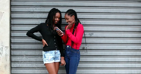 Niñas Adolescentes Negras Francas Usando Teléfono Celular Chica Adolescente Chismes — Foto de Stock
