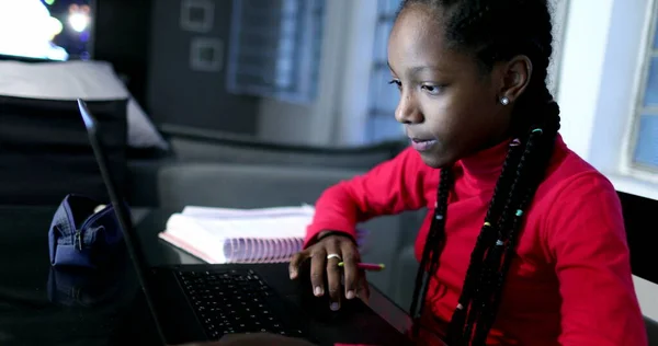 Candid Menina Negra Estudando Noite Frente Computador Portátil — Fotografia de Stock