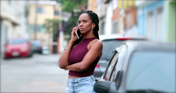 Candid African Woman Speaking Phone Casual Black Woman Talking Cellphone — Stock Photo, Image