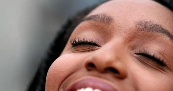 Mulher Calma Fechando Abrindo Olhos Meditação Contemplativa Africano Pessoa Sorrindo — Fotografia de Stock