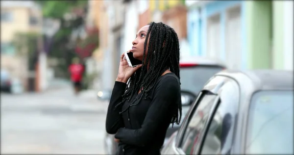 Чорний Підліток Робить Дзвінок Зовні Мобільним Телефоном — стокове фото