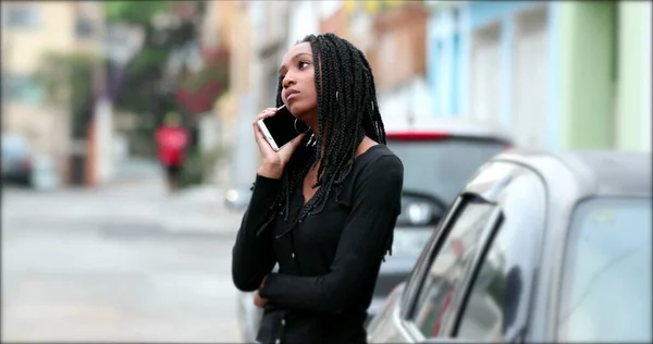 Fekete Tini Hogy Egy Hívást Kívül Mobiltelefon — Stock Fotó