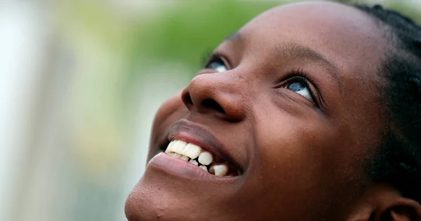 Chica Adolescente Negro Abriendo Los Ojos Cielo Africana Mezcla Raza —  Fotos de Stock