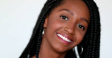 Kameraya poz veren güzel siyah Afrikalı kız. Genç kadın portresi.