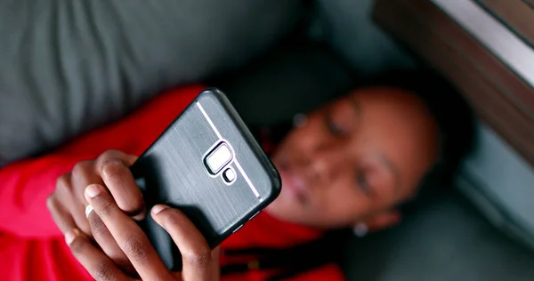 Adolescent Noir Fille Dactylographier Sur Smartphone Dispositif Déposé Dans Canapé — Photo