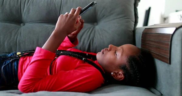 Tiener Zwart Meisje Typen Smartphone Apparaat Neergelegd Bank — Stockfoto