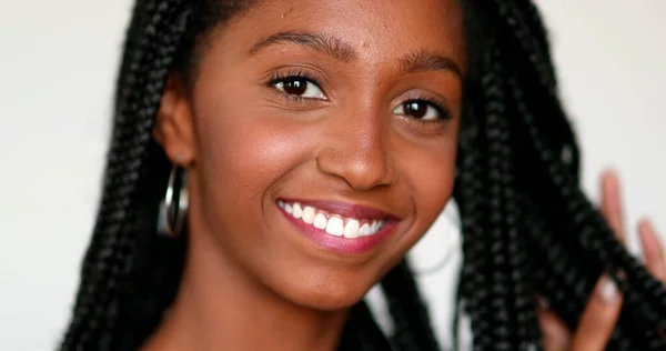 Pretty Black African Girl Posing Camera Teenager Young Woman Portrait — Zdjęcie stockowe