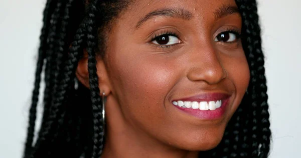 Kameraya Poz Veren Güzel Siyah Afrikalı Kız Genç Kadın Portresi — Stok fotoğraf
