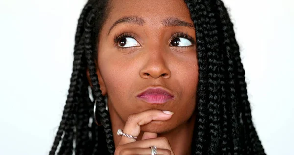 Zamyślona Czarna Afrykanka Myśląca Portret Nastolatki Marzącej Jawie Przemyślana Kontemplacyjna — Zdjęcie stockowe