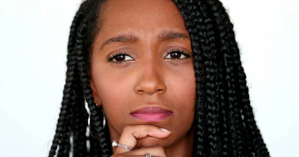 Zamyślona Czarna Afrykanka Myśląca Portret Nastolatki Marzącej Jawie Przemyślana Kontemplacyjna — Zdjęcie stockowe