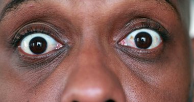 Gözler makro yakın plan. Düşünce ve meditasyonda gözlerini kapatan adam.