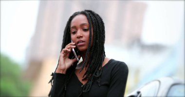 Siyah Afrikalı genç kız telefonda konuşuyor, gizli melez genç kadın cep telefonuyla konuşuyor.