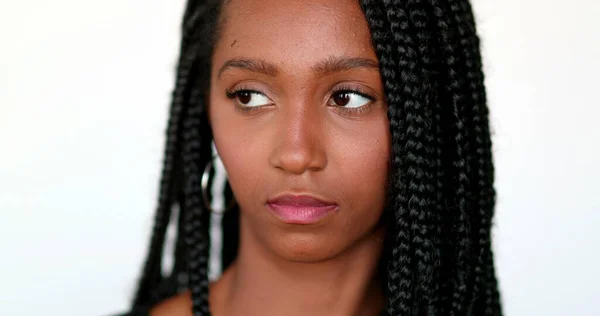 Mixed Race Adolescent Fille Portrait Visage Regardant Caméra Africaine Noire — Photo
