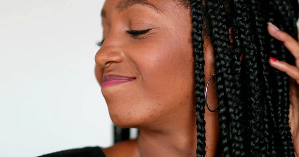 Millennial Pretty Black African Girl Posing Camera — Stock Photo, Image