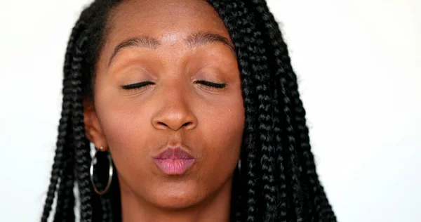 Engraçado Menina Negra Sorrir Com Rosto Pensando — Fotografia de Stock