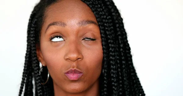 Engraçado Menina Negra Sorrir Com Rosto Pensando — Fotografia de Stock