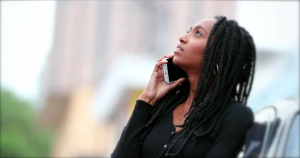 Fekete Afrikai Tini Lány Beszél Telefonon Őszinte Vegyes Fajú Tinédzser — Stock Fotó