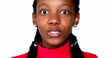 Afrikalı bir kızın sürpriz tepkisi, siyah genç bir kadının yakın çekim yüzü şoka giriyor.