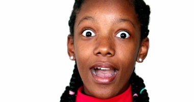 Afrikalı bir kızın sürpriz tepkisi, siyah genç bir kadının yakın çekim yüzü şoka giriyor.