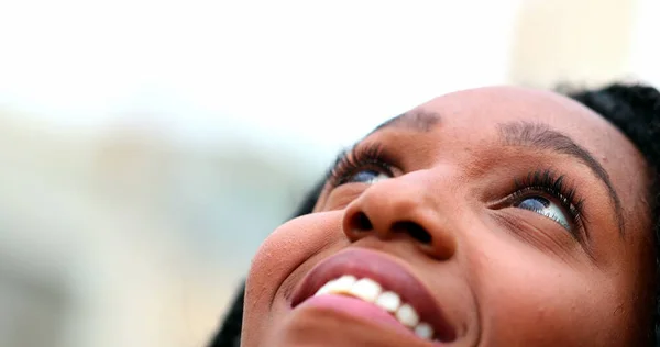African Woman Looking Sky Feeling Freedom Happiness Black Girl Closeup — Stock Photo, Image