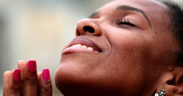 Africano Mulher Fechar Olhos Meditação Desprezo Preto Etnia Fêmea Abertura — Fotografia de Stock